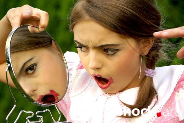 Alicja w Krainie Czarów. Po cóż - pomyślała - udawać dwie osoby naraz, kiedy ledwie wystarczy mnie na jedną, godną szacunku osobę. Lewis Carroll