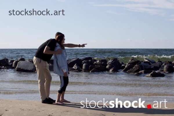 824 / 5 000 Man and woman on the seashore