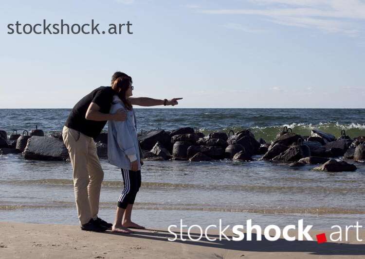 824 / 5 000 Man and woman on the seashore