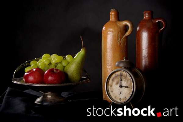 Time passes, and the fruits of life, like everyday objects, inevitably succumb to its effects. In this painting, an old clock standing next to juicy fruits becomes a symbol of transience and the contrast between the impermanence of matter and the cycle of nature. The soft light falling on the scene suggests that every moment, however brief, can be full of meaning. It is a reminder that every moment is worth celebrating, even if time is constantly passing. Just as fruits ripen and eventually disappear, so too our lives are made up of fleeting but precious moments.