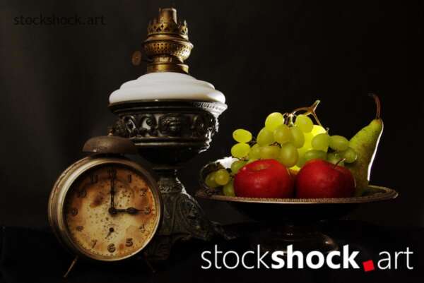 Time passes, and the fruits of life, like everyday objects, inevitably succumb to its effects. In this painting, an old clock standing next to juicy fruits becomes a symbol of transience and the contrast between the impermanence of matter and the cycle of nature. The soft light falling on the scene suggests that every moment, however brief, can be full of meaning. It is a reminder that every moment is worth celebrating, even if time is constantly passing. Just as fruits ripen and eventually disappear, so too our lives are made up of fleeting but precious moments.