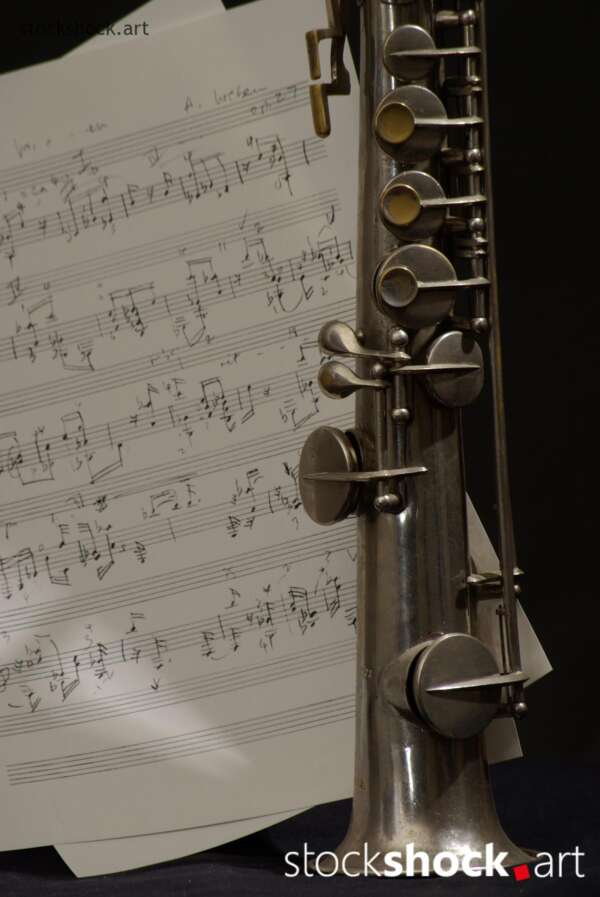 Clarinet on a Background of Notes