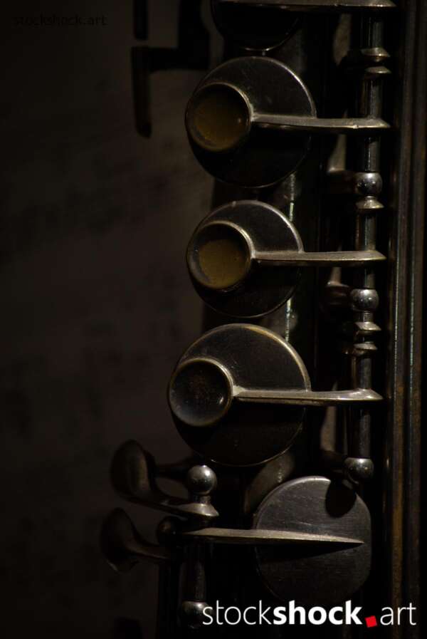 Clarinet on a Background of Notes